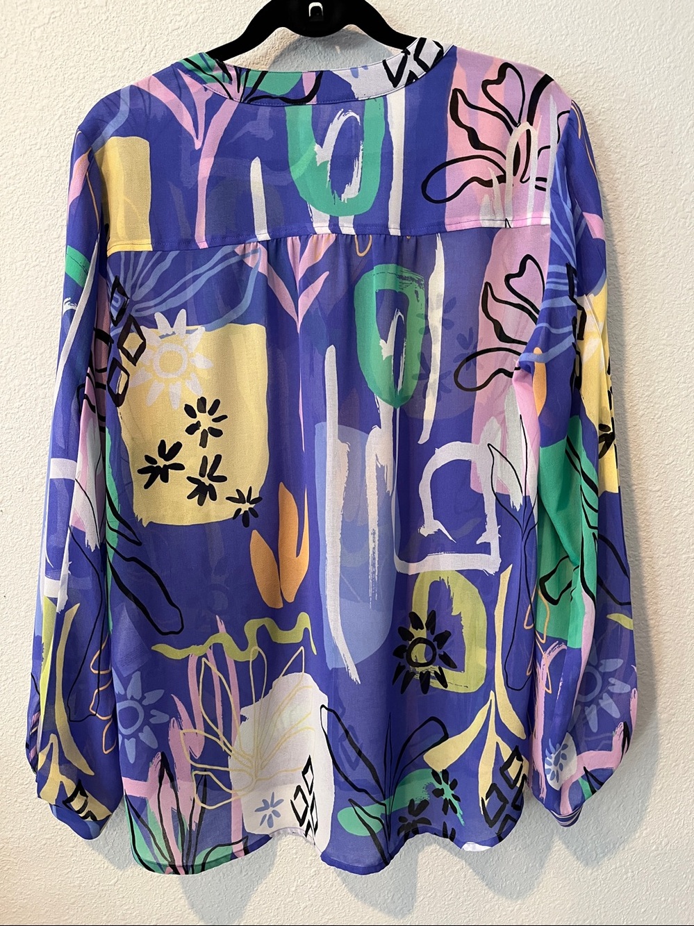 Chico's multi-color Abstract Print Button-Front Blouse
Chicos Sz 2 = US L
12-14 - Picture 8 of 10